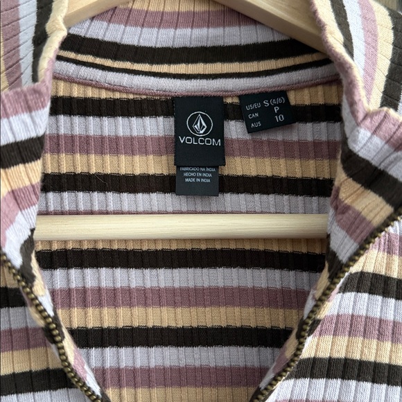 Volcom • Mock Neck 3/4 Zip - Picture 2 of 4
